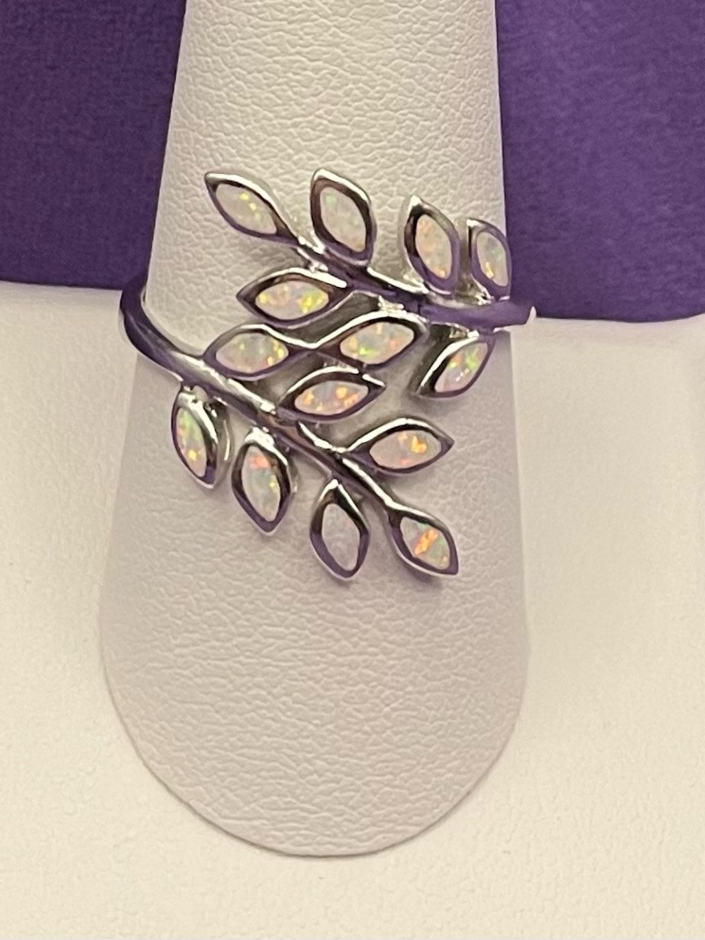 NWOT . 925 sterling silver synthetic white opal leaf ring size 9. Weight 3.80 g - Picture 3 of 7